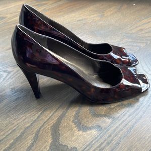 Women’s Stuart Weitzman Leopard Print Patent Leather Peep Toe Pumps Size 10M